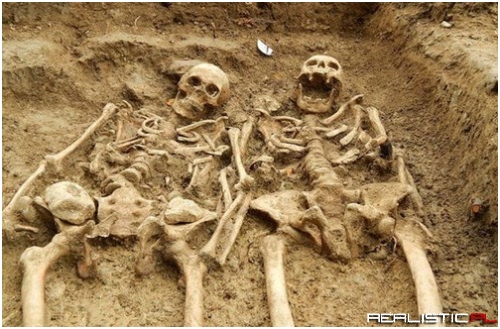 Skeletons Couple Found Holding Hands After 700 Years